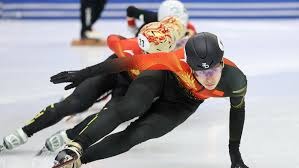 00：53两男子街头比赛拳击，谁输谁赢一目了然！